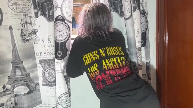 LA MUY INFIEL FOLLA CON SU HERMANASTRO MIENTRAS HABLA CON SU NOVIO POR LLAMADA