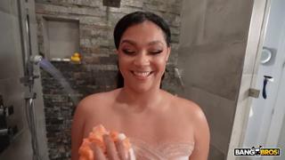 Massive melons jiggle viciously as she brutally sucks legendary cock🍆