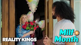 Reality Kings - Hot Blonde Mom Jenna Starr Craves Massive Cock🌭 for Mother's Day Ride