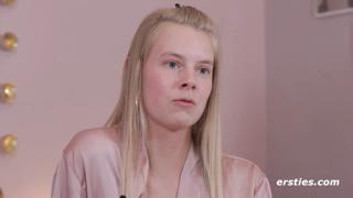 Jolien rips her stockings to indulge her smooth shaved pussy🌮️