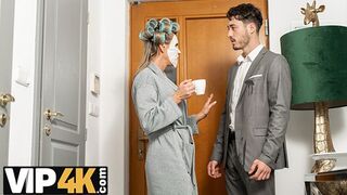Ripped mature broad's sleazy senior seduction show