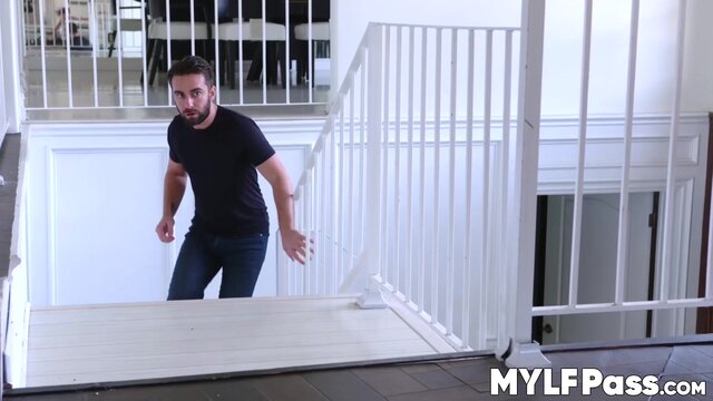 Sensational cougar Tiffany Fox blowing cock before doggy