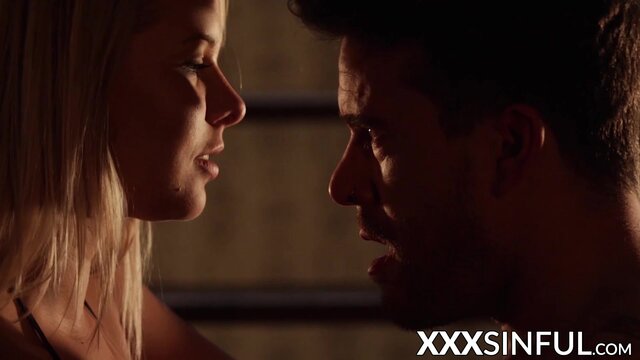 Hot Blonde MILF Takes Tight Pussy猛烈ly Fucked