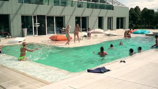 Shower play with Mary Bambola & Alika