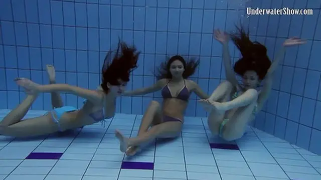 Hot girls play dirty in the pool