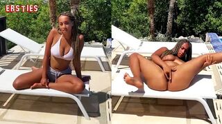Jungfrau Badenixe Naomi genießt sonnige Pool-Sessions