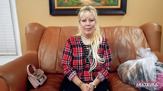 Hot Blonde MILF Nikki J Gives A BJ And Gets Her Twat Fucked!