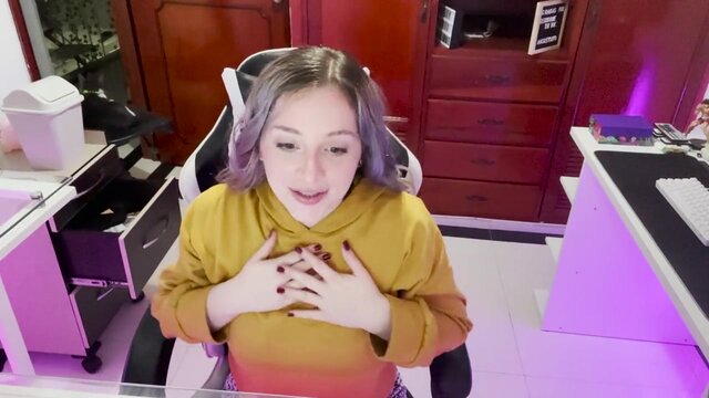 TWICH STREAMER FORGETS TO TURN OFF LIVE AND IS SEEN FUCKING