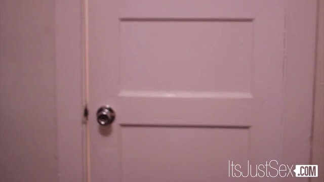 Finger Fucked in the Bath: Alice March & Rilee Marks