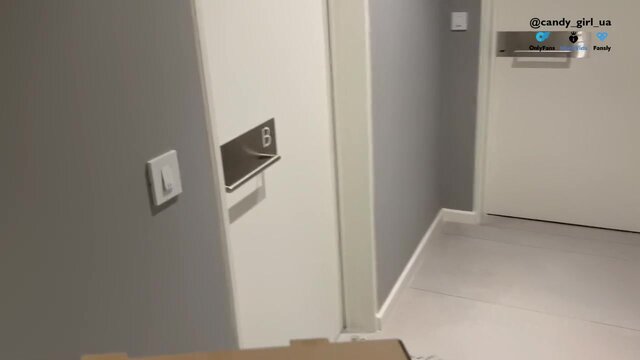 Unfaithful busty wife fucks pizza guy to avoid paying for delivery