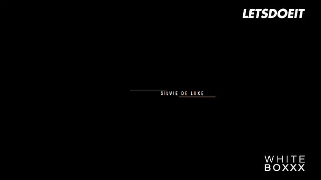 Two gorgeous babes get each other off