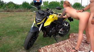Sweet milky mom ravishes monster cock🌭 in park - Soaked Kelly